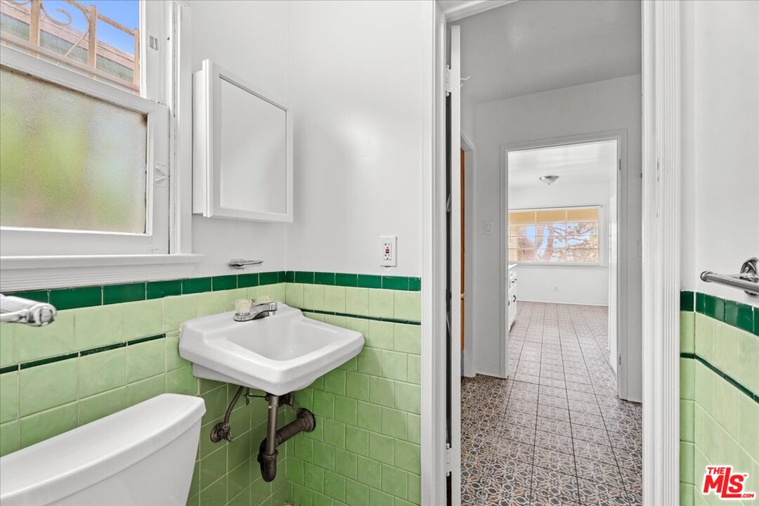 228 3rd Ave