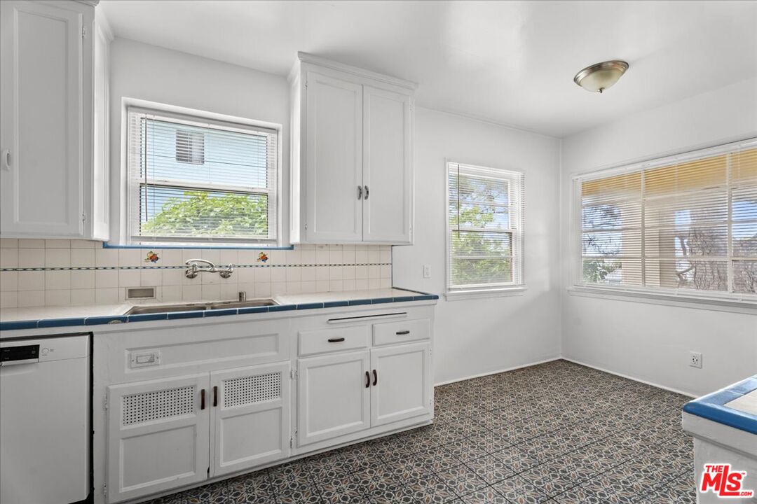 228 3rd Ave