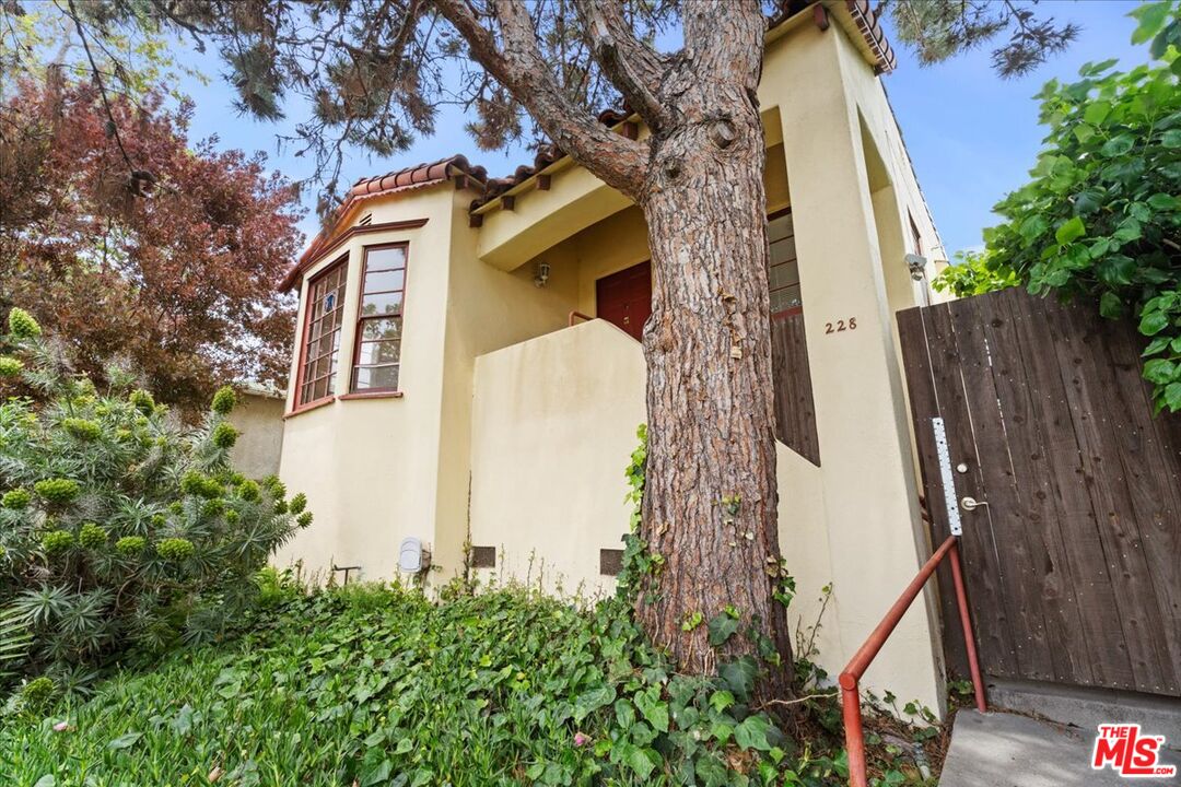 228 3rd Ave