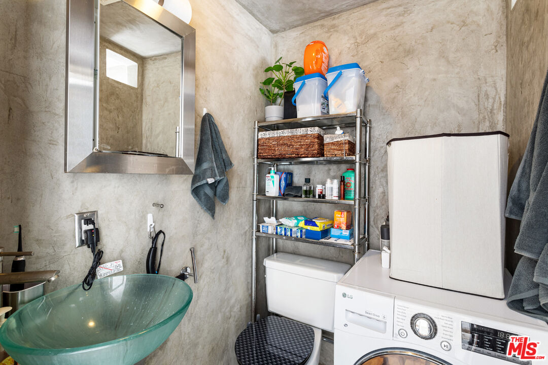 24 Westminster Ave Unit: 2