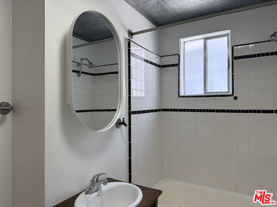 24 Westminster Ave Unit: 4