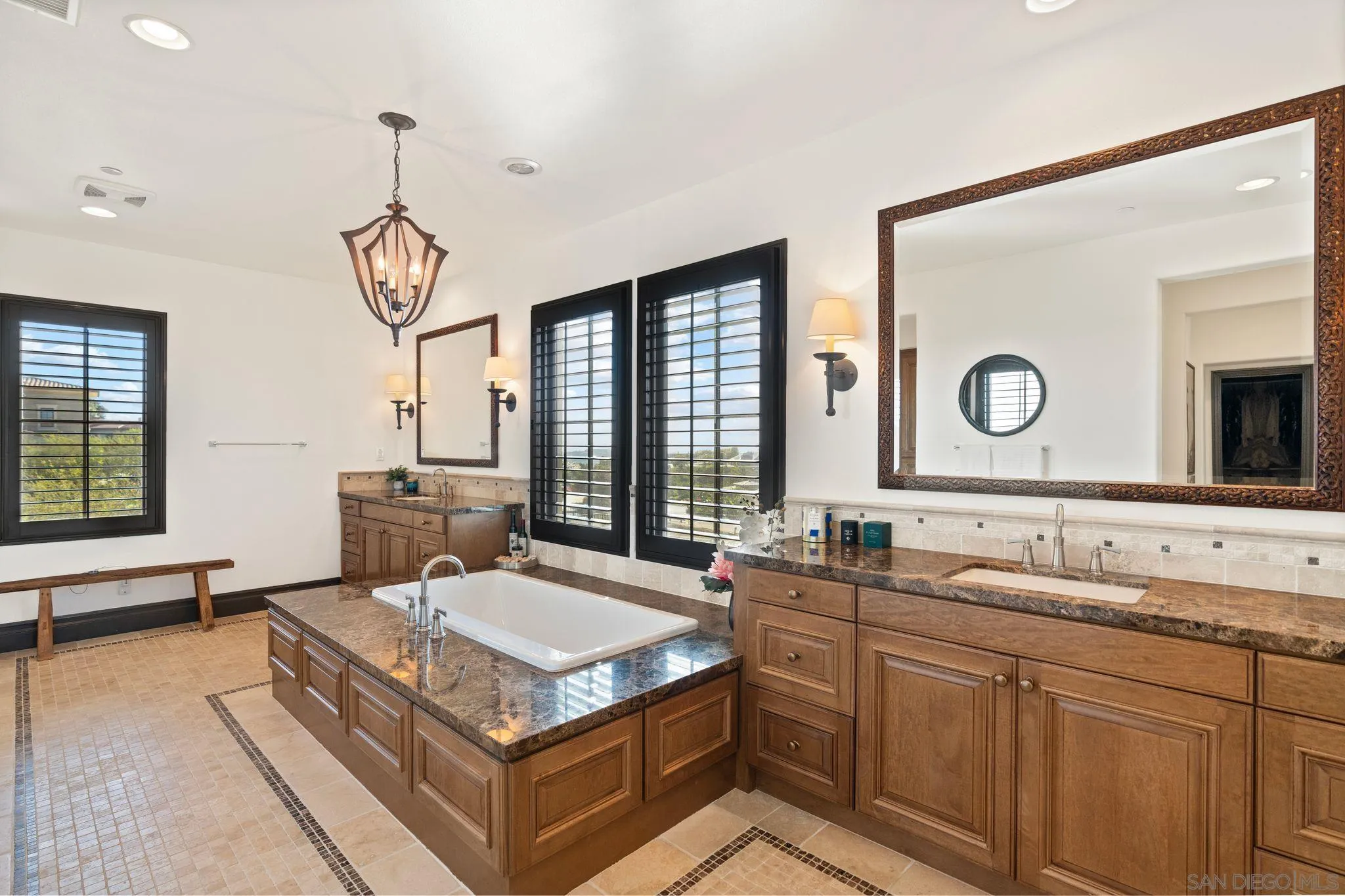 18264 Avenida Manantial