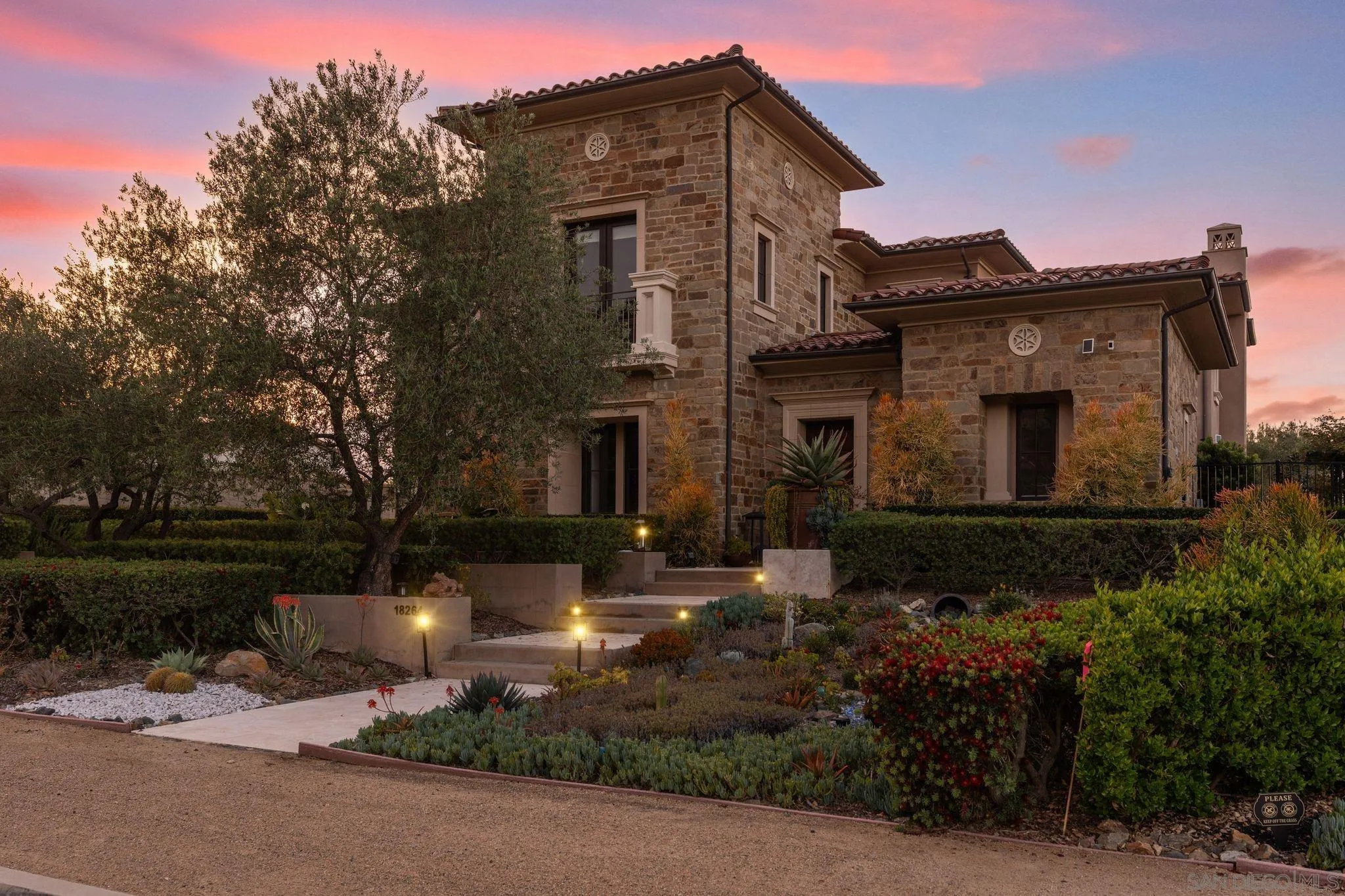 18264 Avenida Manantial