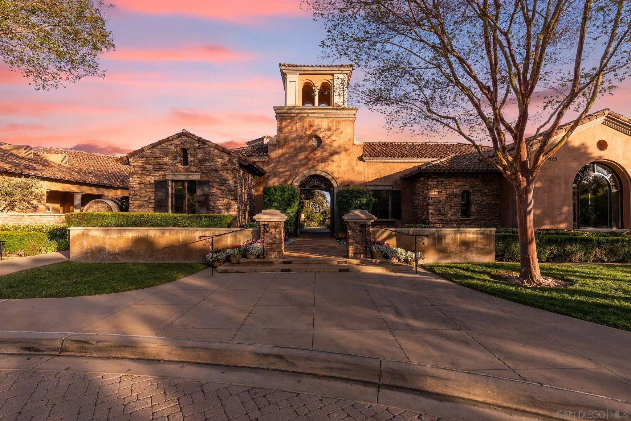 18264 Avenida Manantial