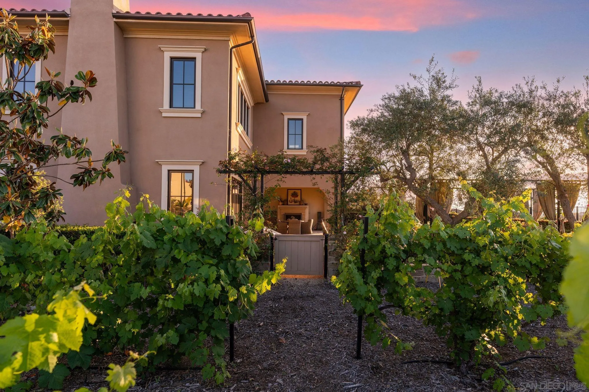 18264 Avenida Manantial