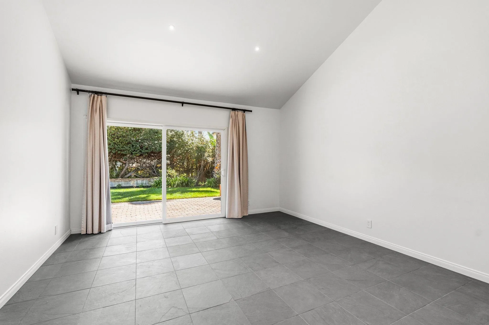 15999 Via De Las Palmas