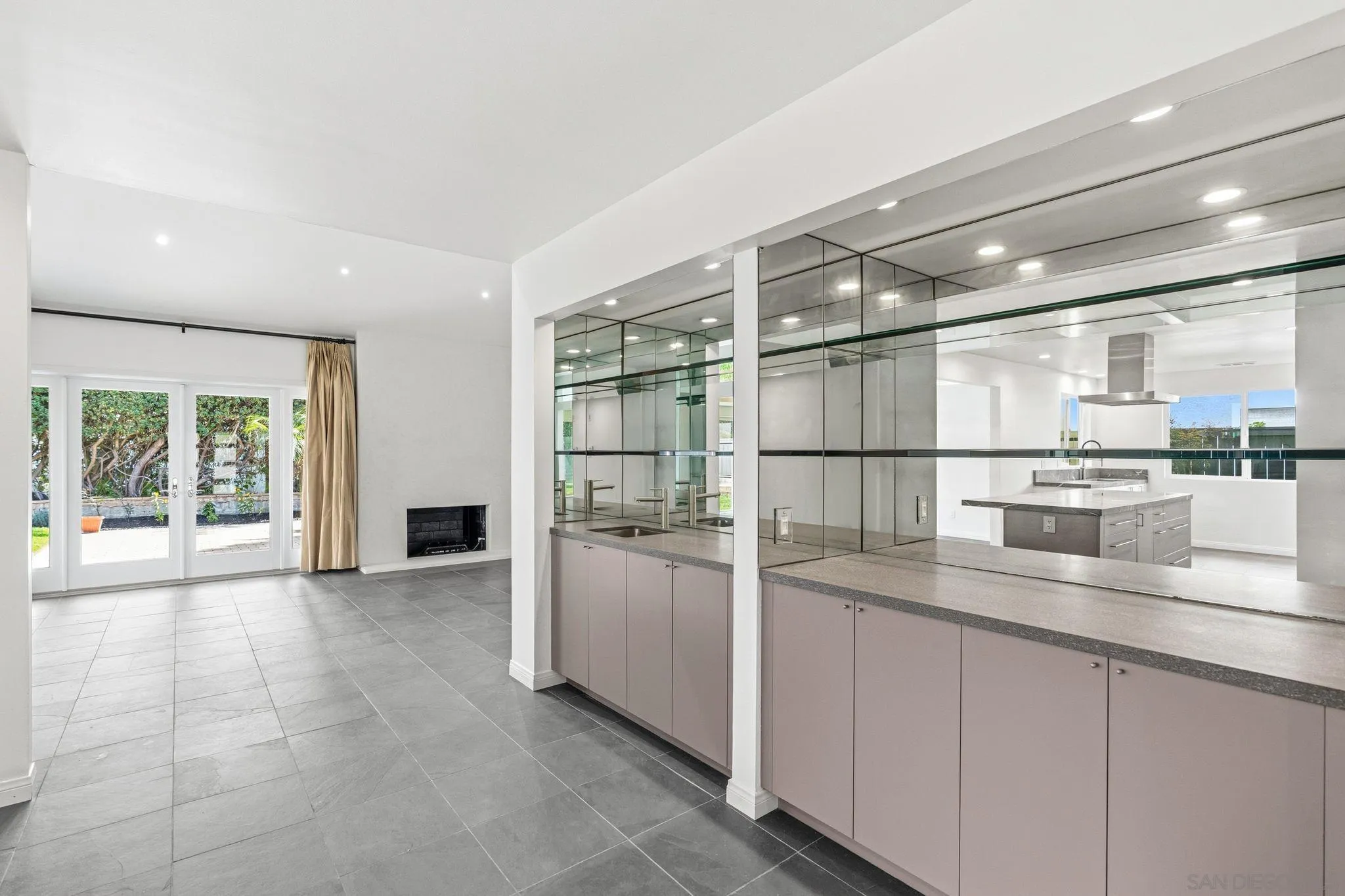 15999 Via De Las Palmas