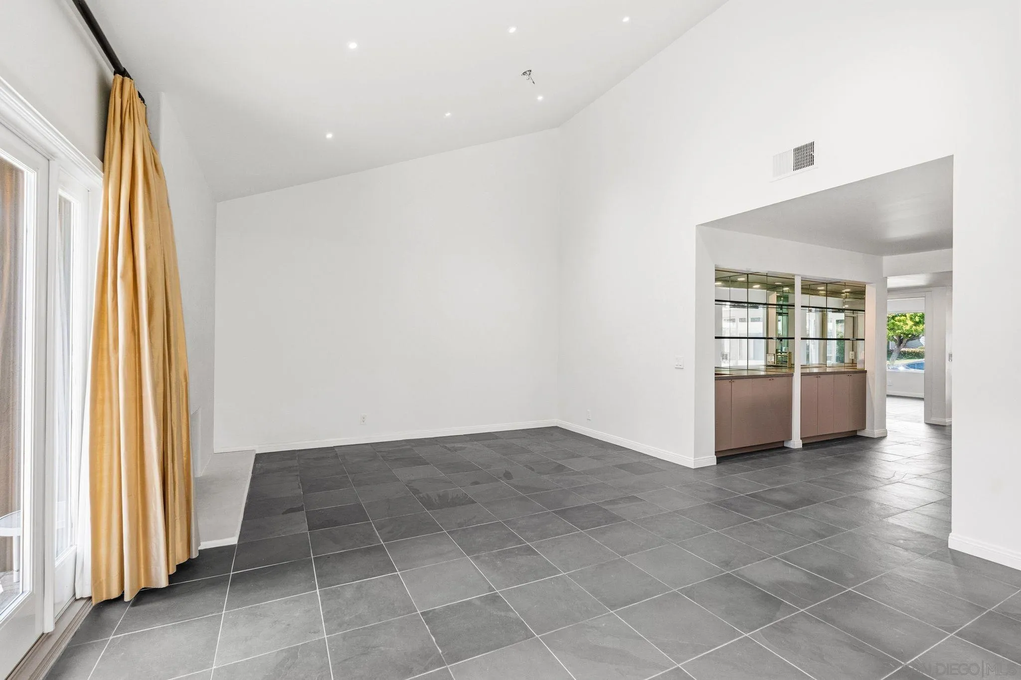 15999 Via De Las Palmas