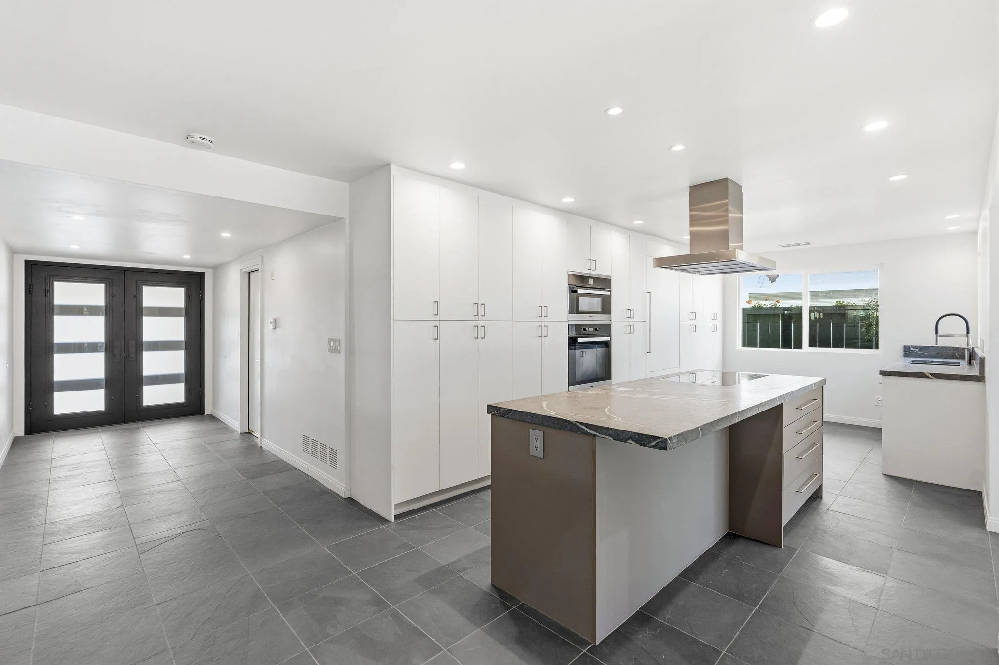 15999 Via De Las Palmas