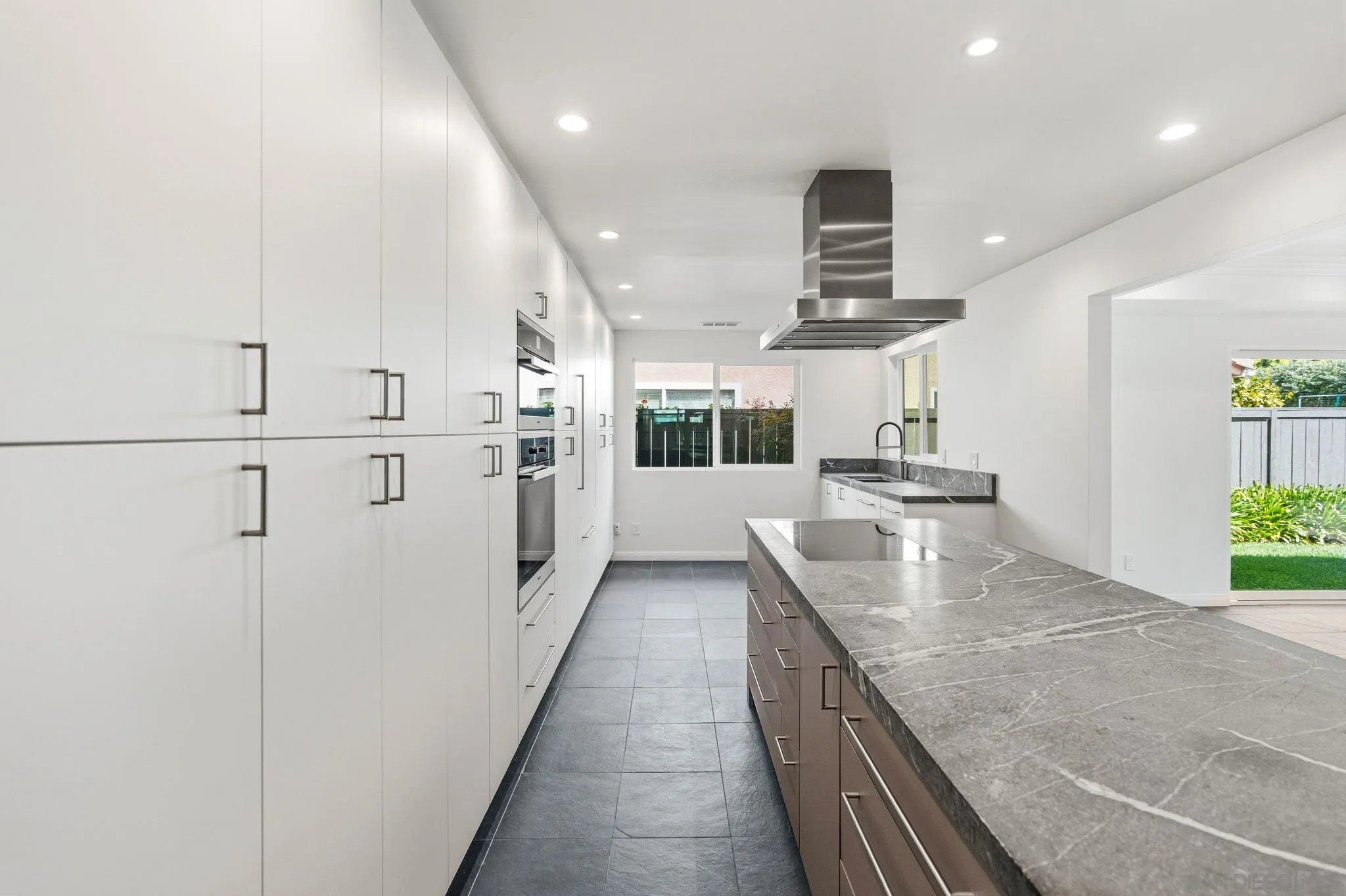 15999 Via De Las Palmas