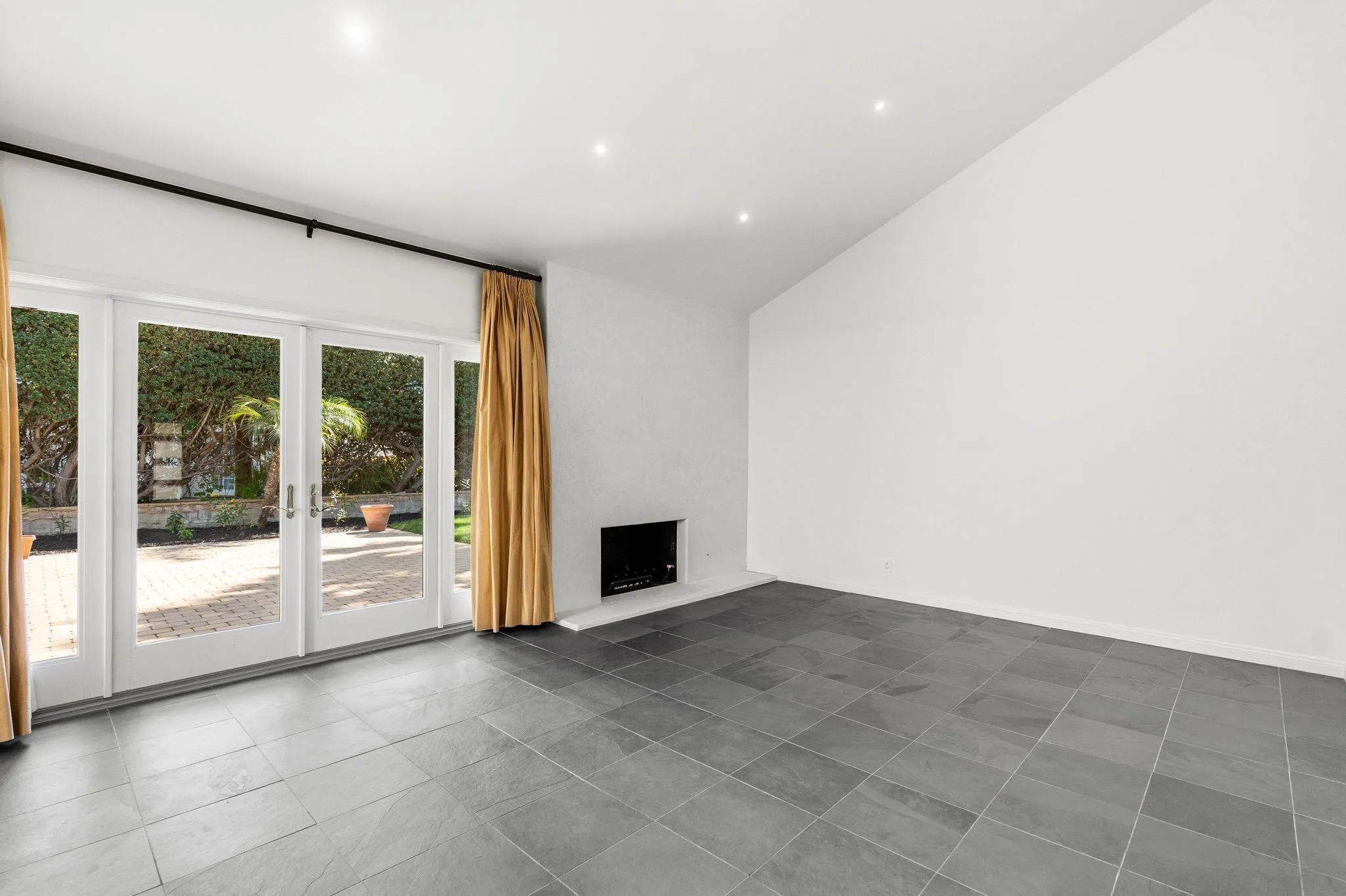 15999 Via De Las Palmas