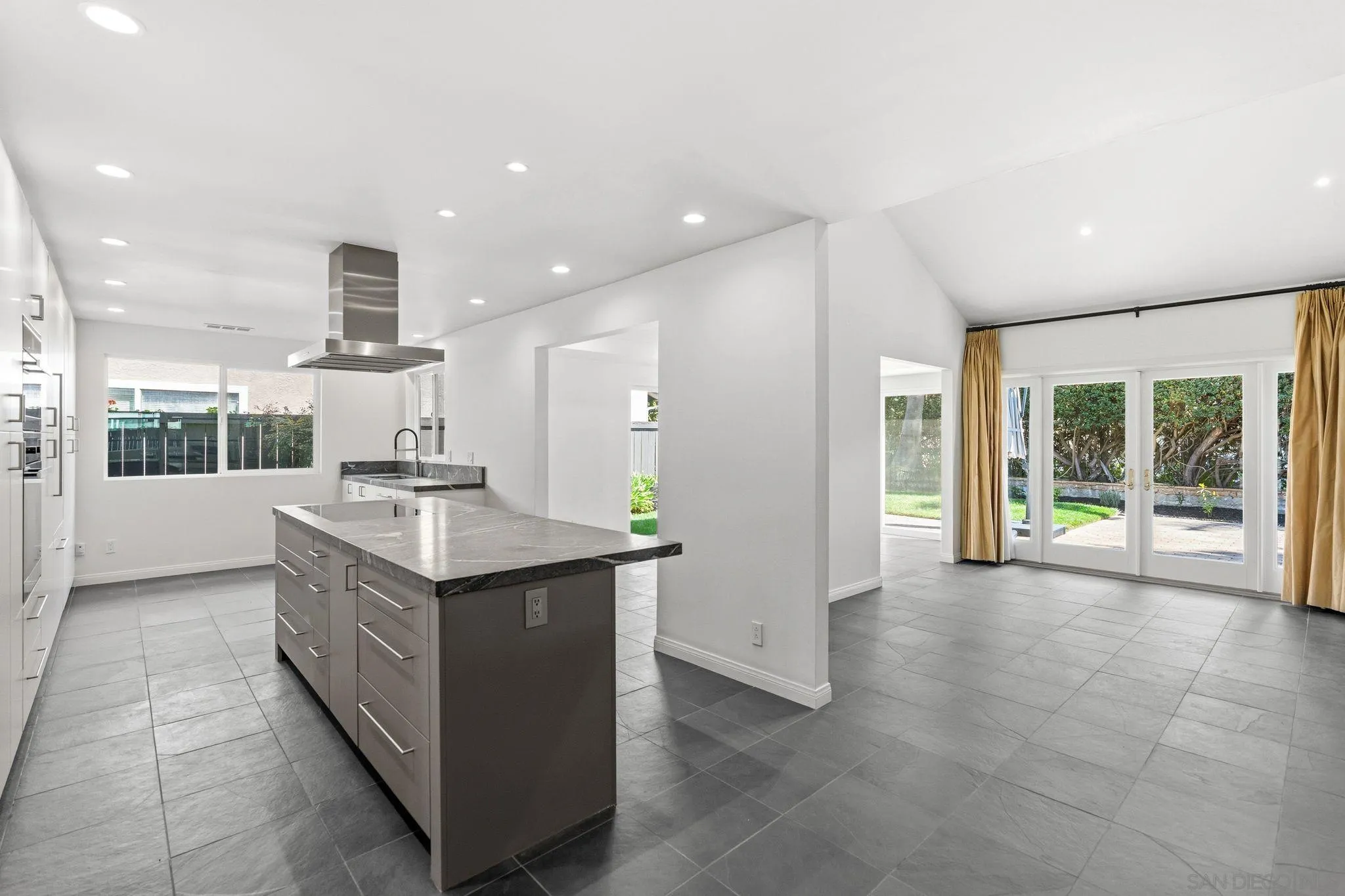 15999 Via De Las Palmas