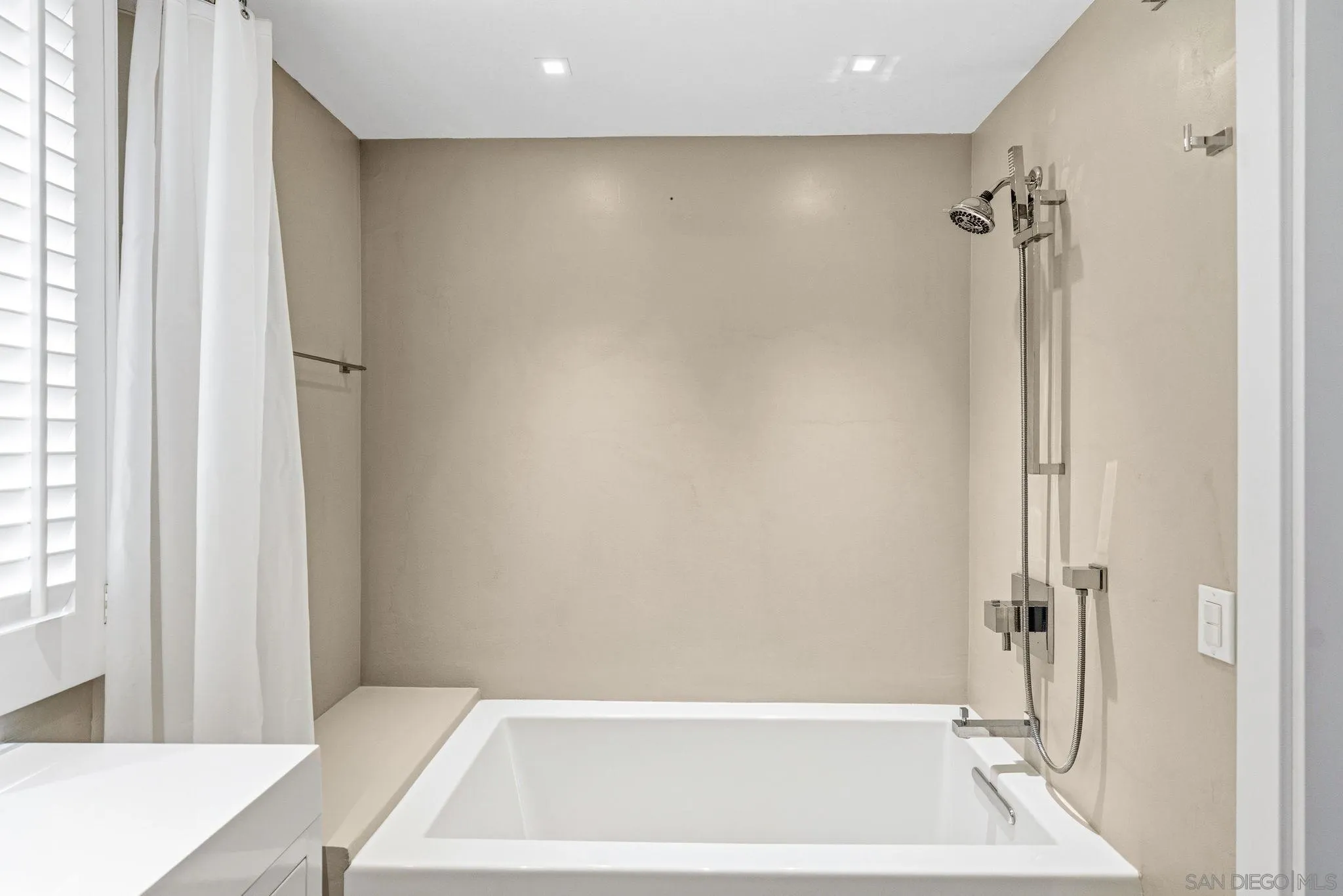 15999 Via De Las Palmas