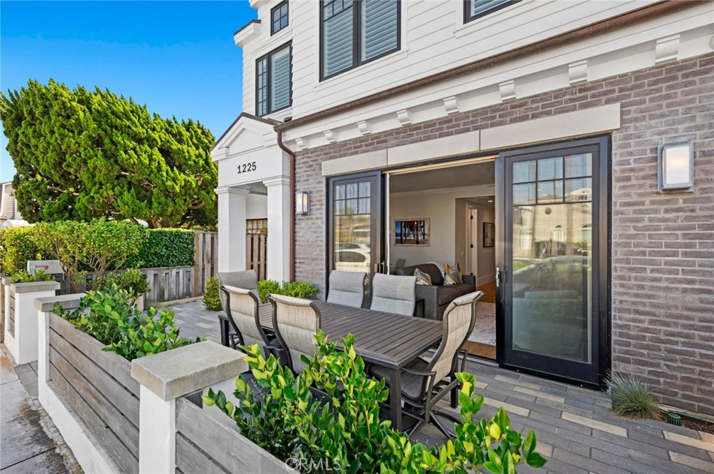 1225 W Balboa Boulevard