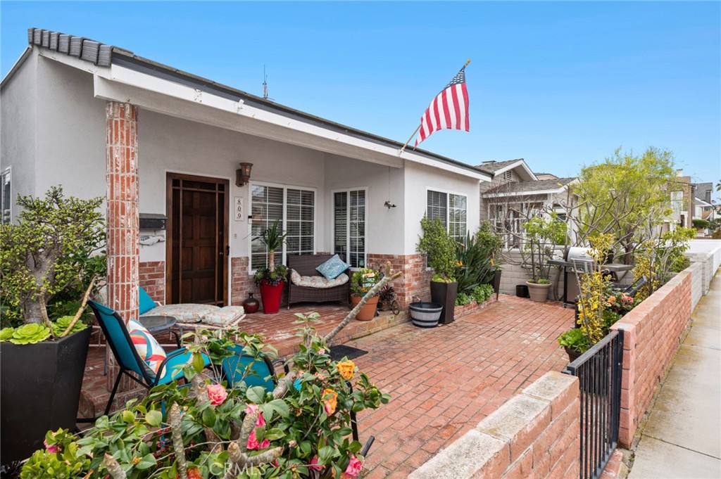 809 W Balboa Boulevard