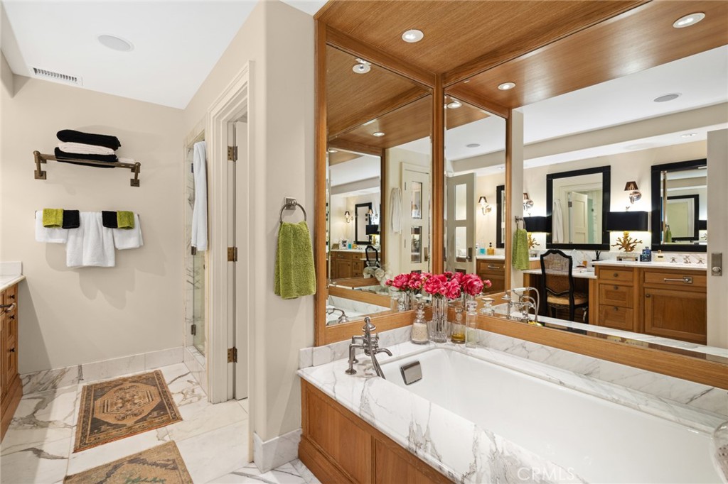 1030 Bayside Cove 702