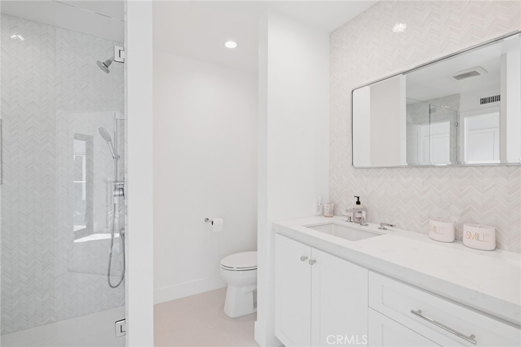 1126 E Balboa Boulevard