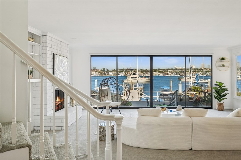 1214 E Balboa Boulevard