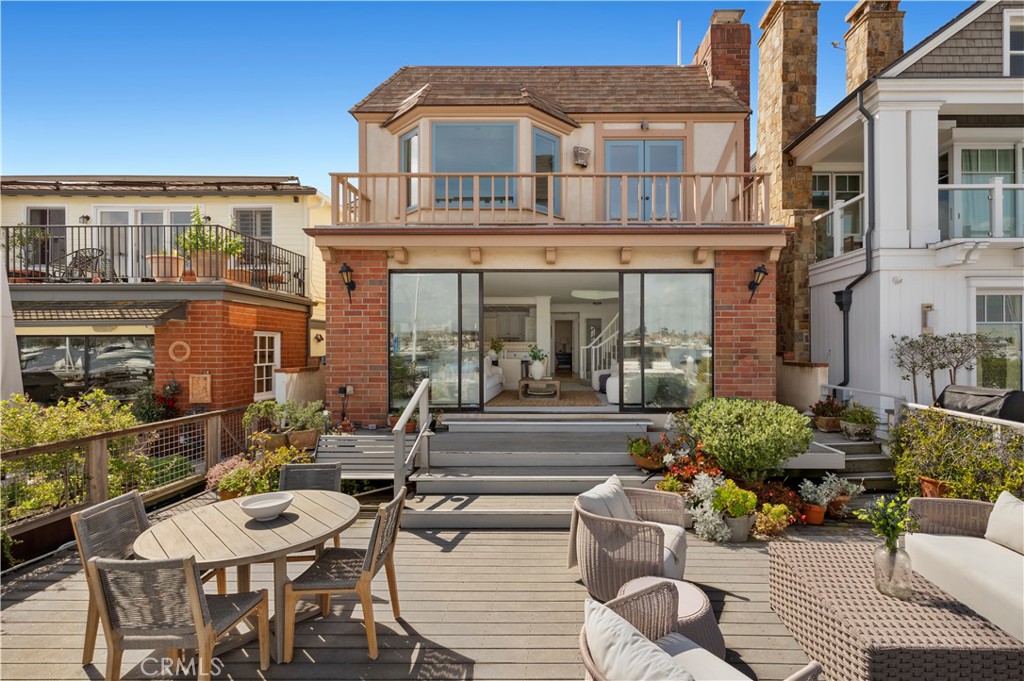 1214 E Balboa Boulevard