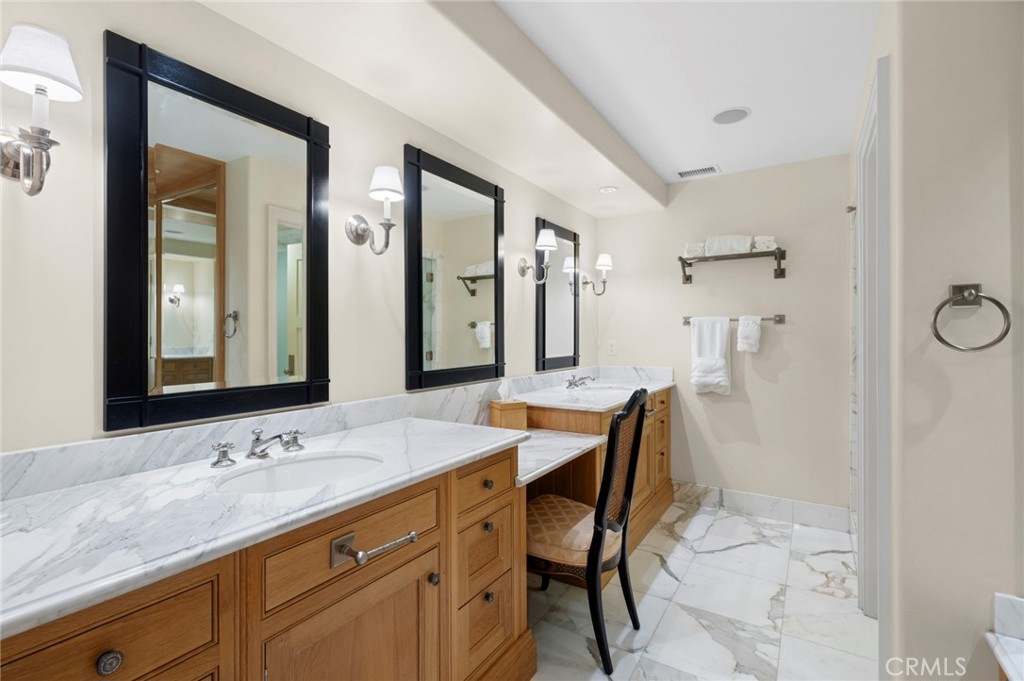 1030 Bayside Cove 702