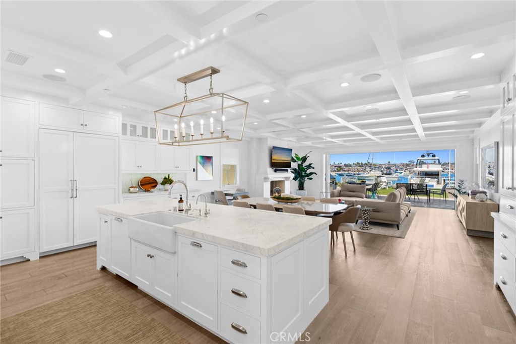 928 E Balboa Boulevard