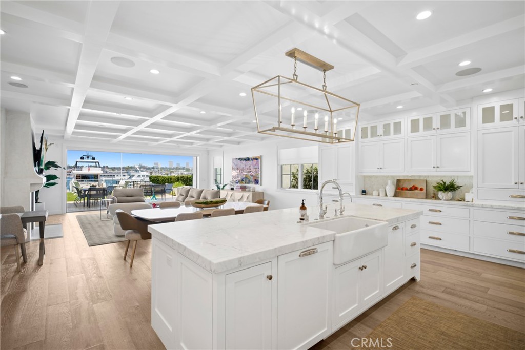 928 E Balboa Boulevard