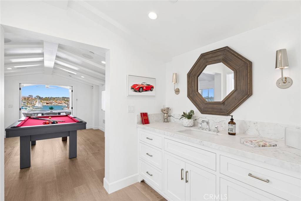 928 E Balboa Boulevard