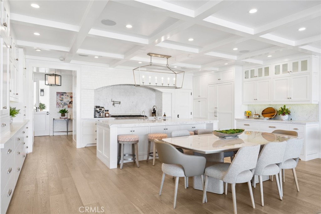 928 E Balboa Boulevard