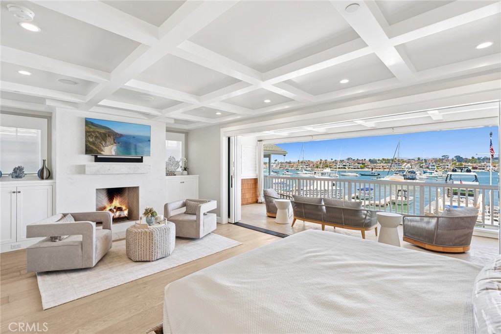 928 E Balboa Boulevard