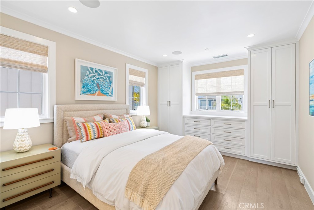 928 E Balboa Boulevard