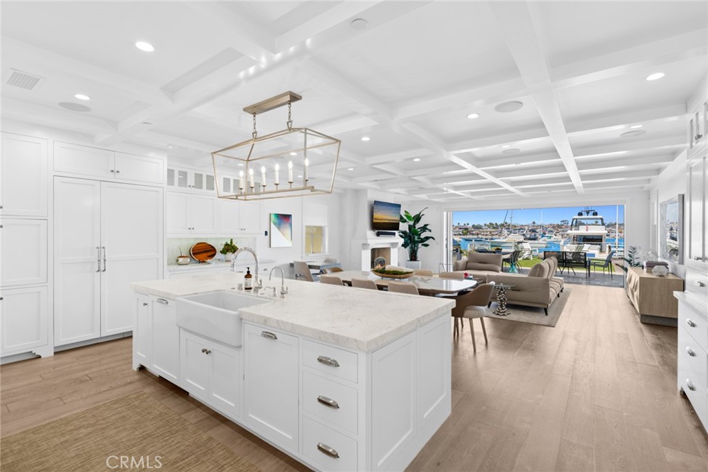 928 E Balboa Boulevard