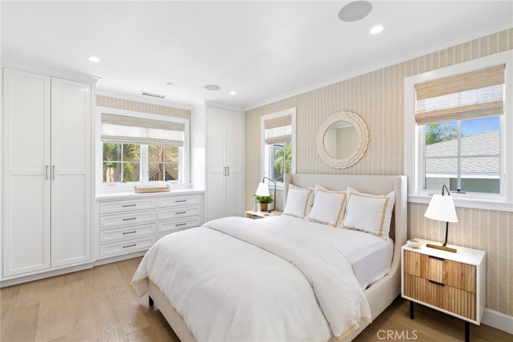 928 E Balboa Boulevard