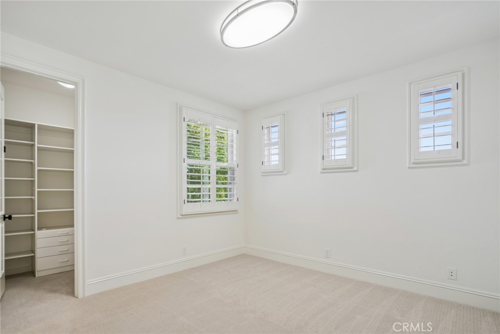 17 Colonial Drive