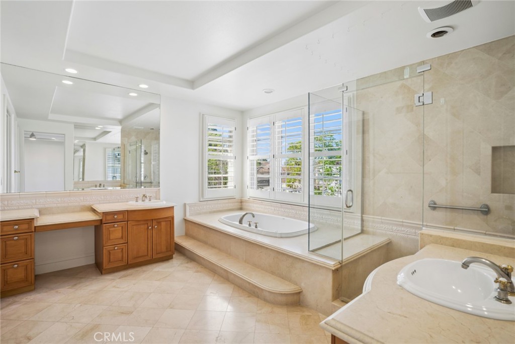 17 Colonial Drive