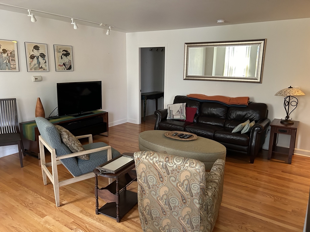 27 Bowdoin Unit: 4 CD