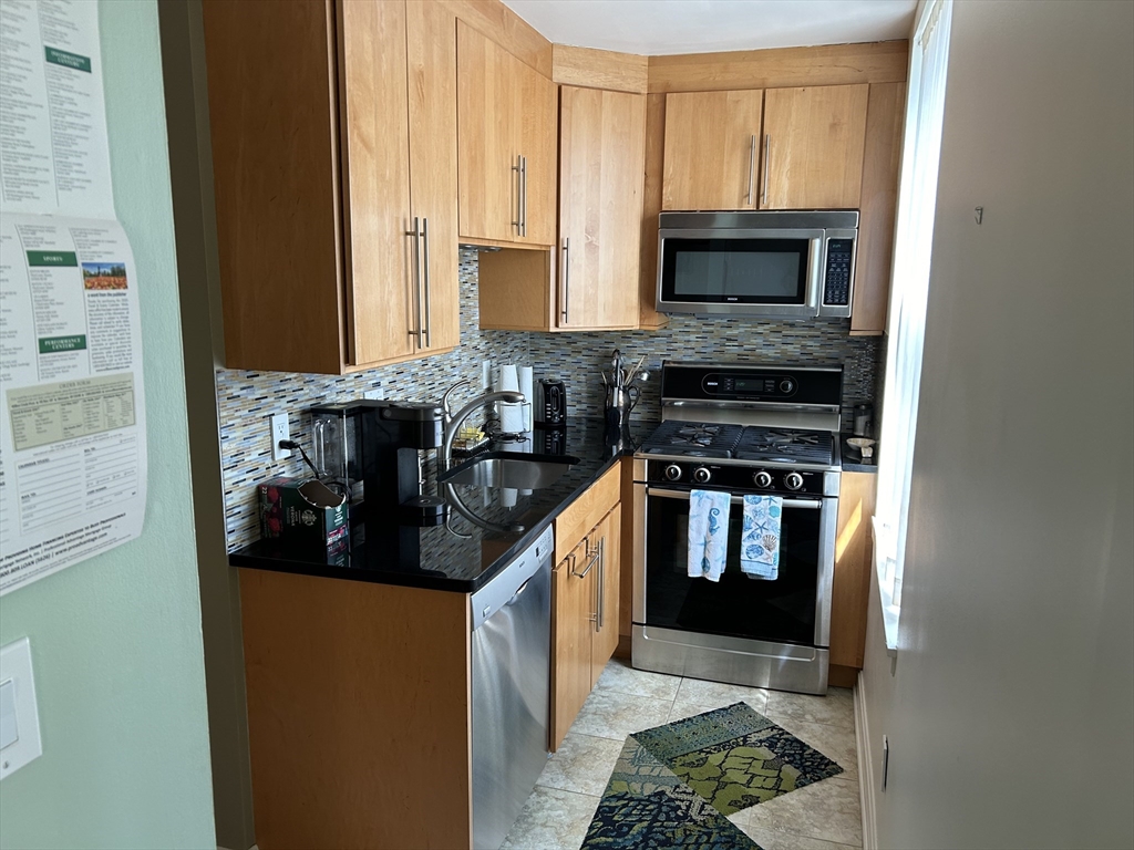 27 Bowdoin Unit: 4 CD