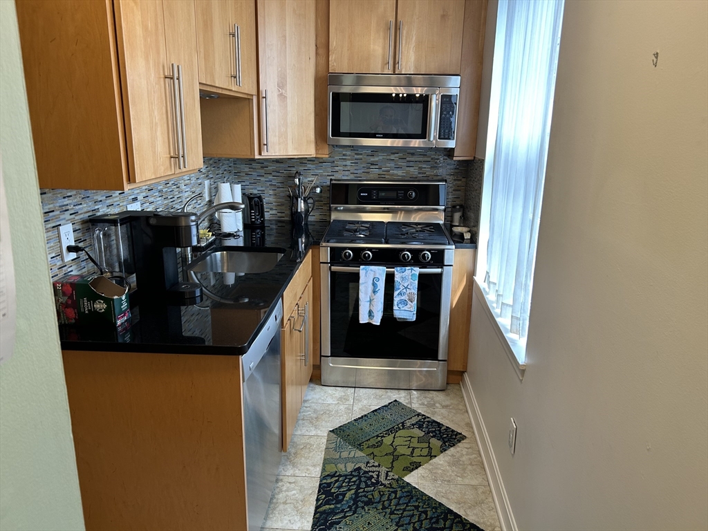 27 Bowdoin Unit: 4 CD