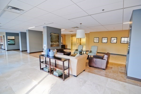60 Longwood Ave # 802