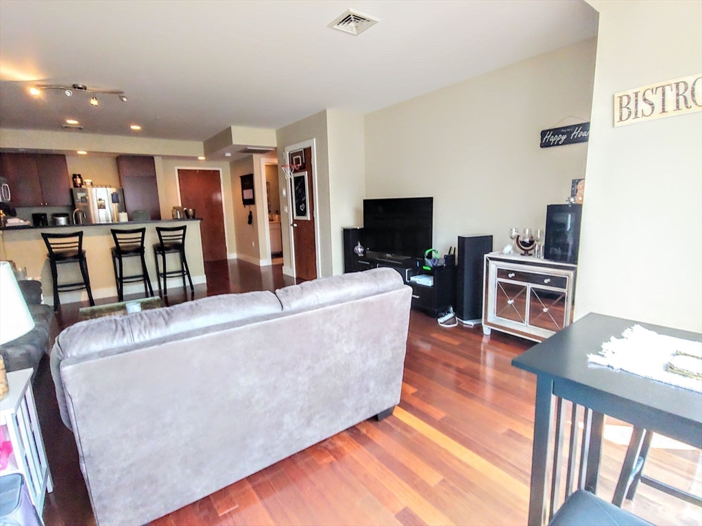 533 Cambridge St # 302