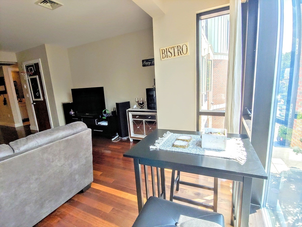 533 Cambridge St # 302