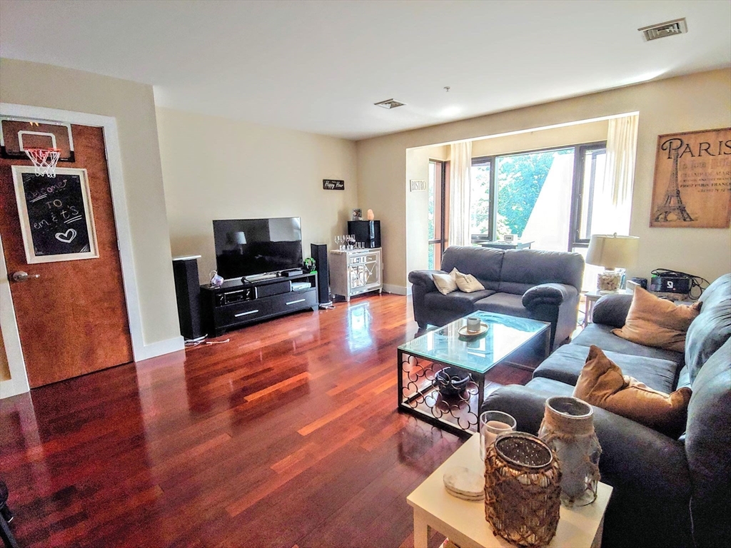 533 Cambridge St # 302