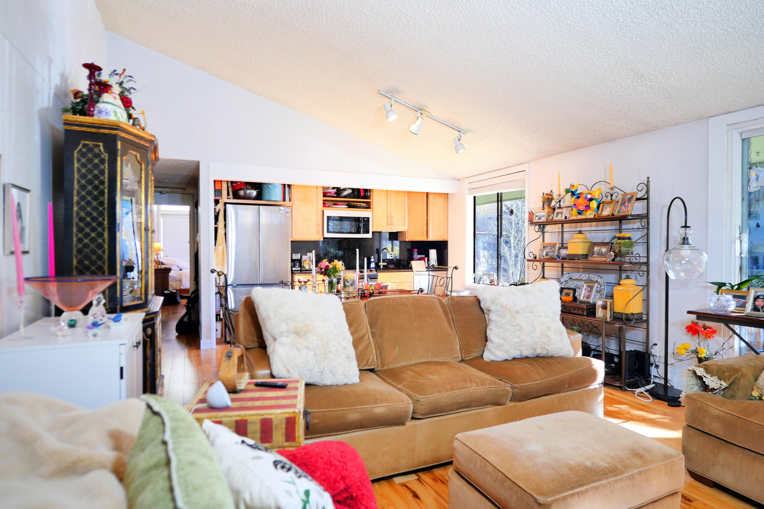 619 W Columbia Avenue, A130 130/131