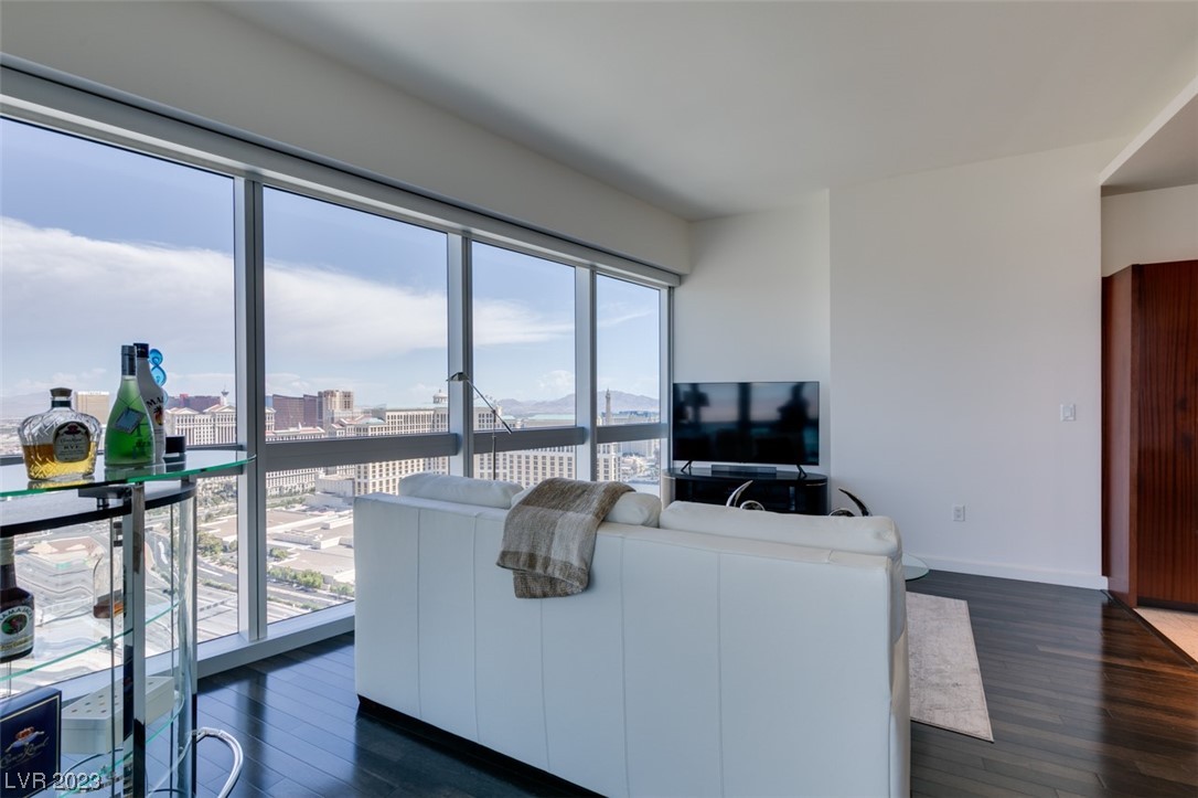 4471 Dean Martin Drive 3900