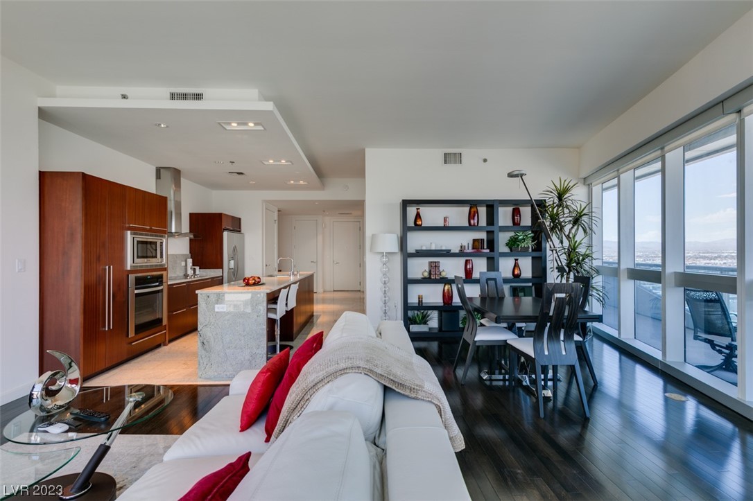 4471 Dean Martin Drive 3900