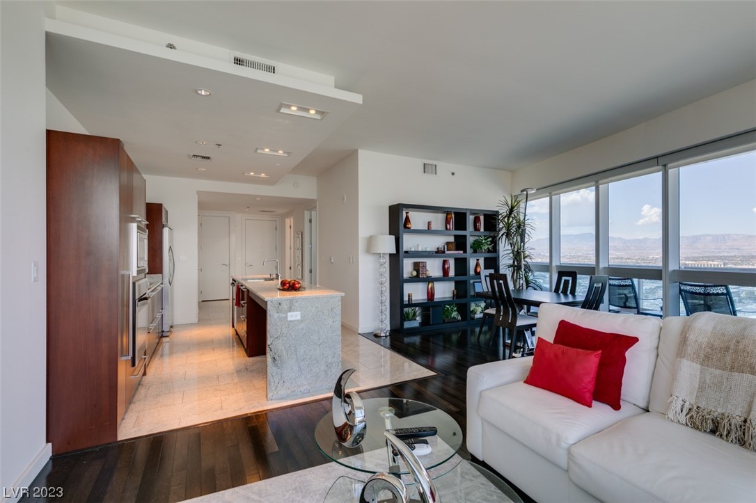 4471 Dean Martin Drive 3900