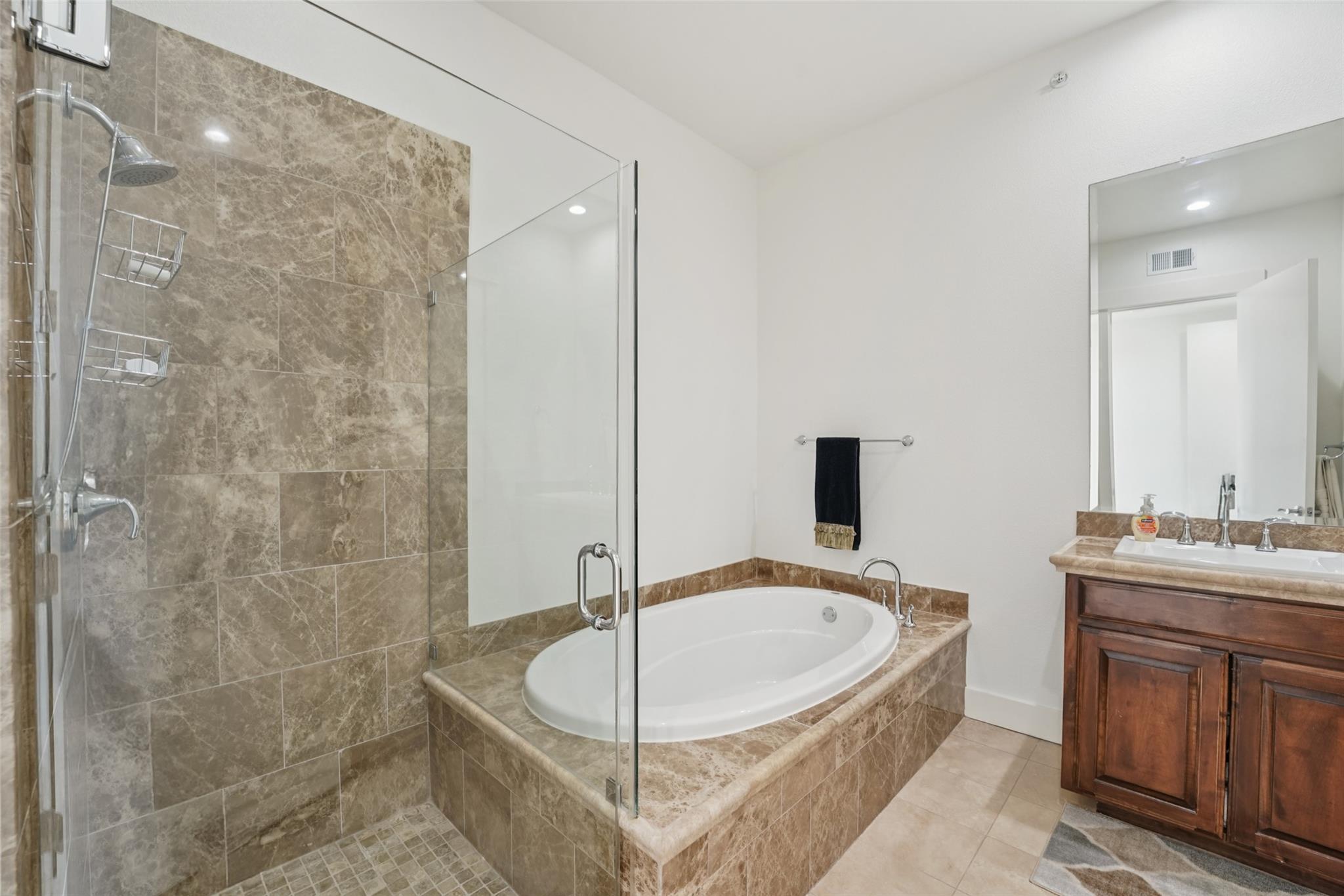 1101 Ivean Pearson RD # E203, Lago Vista Unit: E203