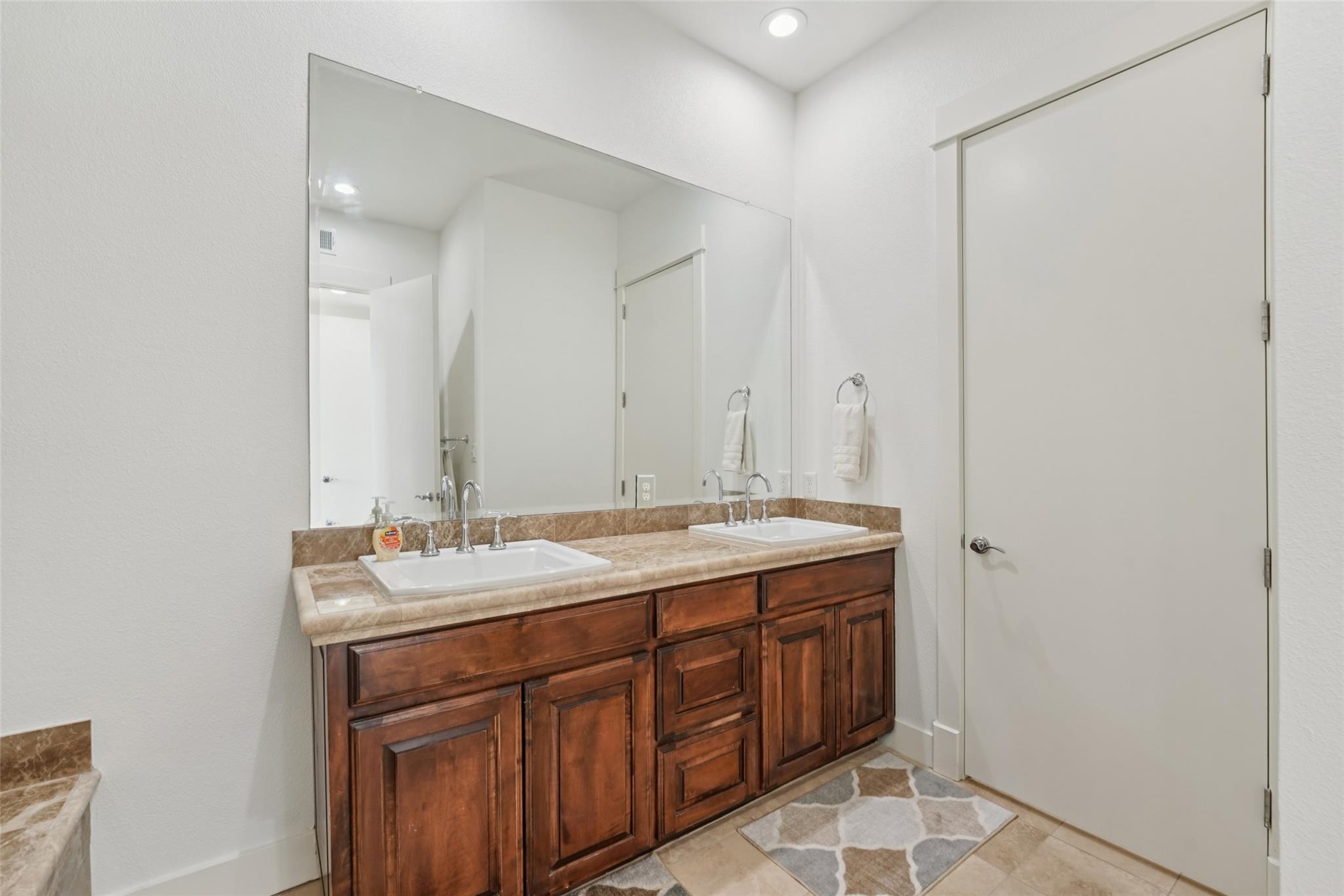 1101 Ivean Pearson RD # E203, Lago Vista Unit: E203