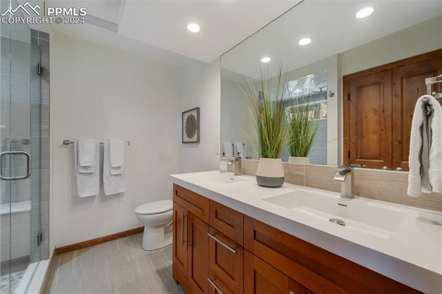 5221 Cliff Point Circle