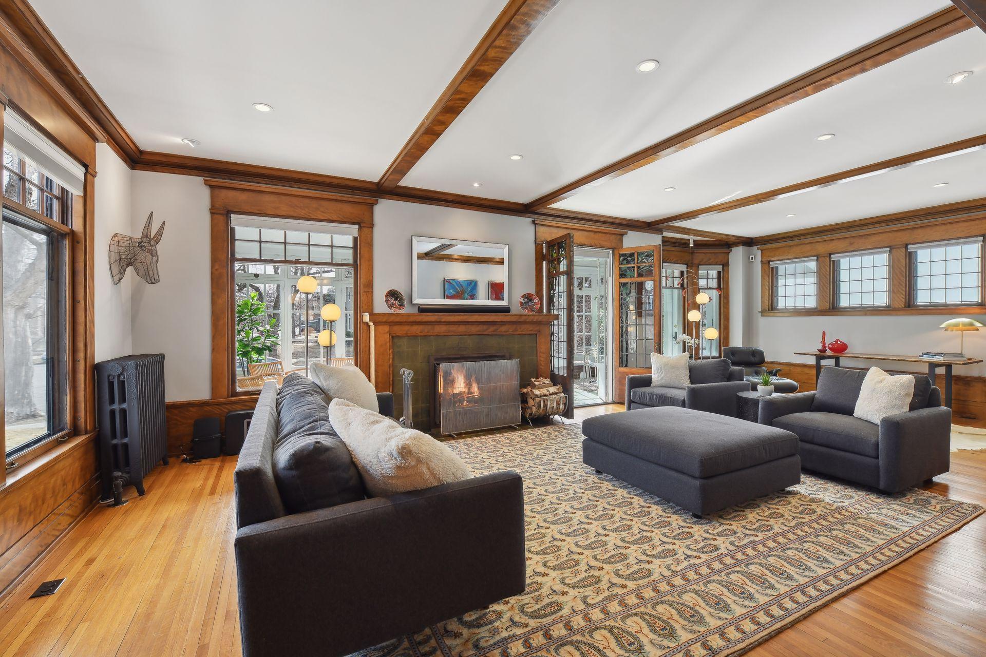 2600 Irving Avenue S