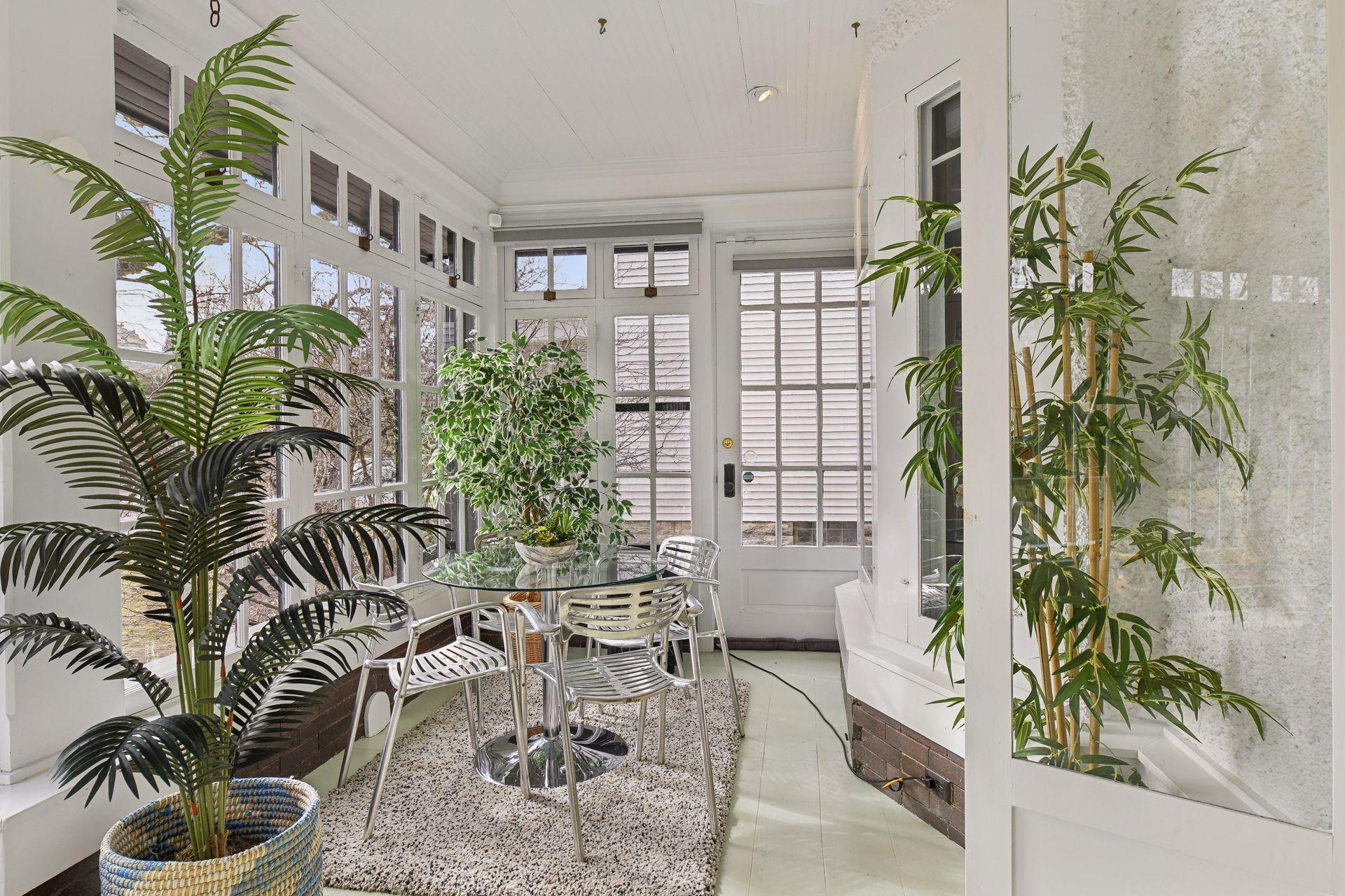 2600 Irving Avenue S